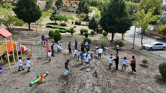Parkı temizleyen görevlilere öğrenciler destek oldu