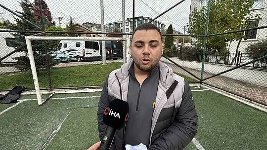 Parktaki halı sahayı, tarlaya çevirdiler