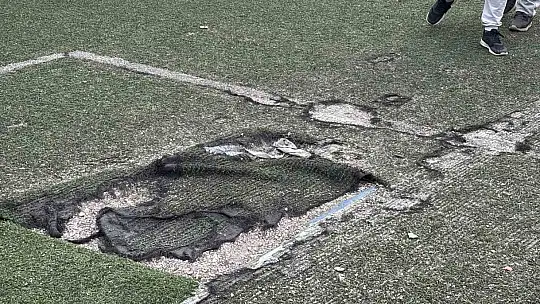 Parktaki halı sahayı, tarlaya çevirdiler