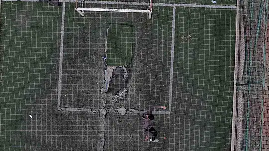 Parktaki halı sahayı, tarlaya çevirdiler