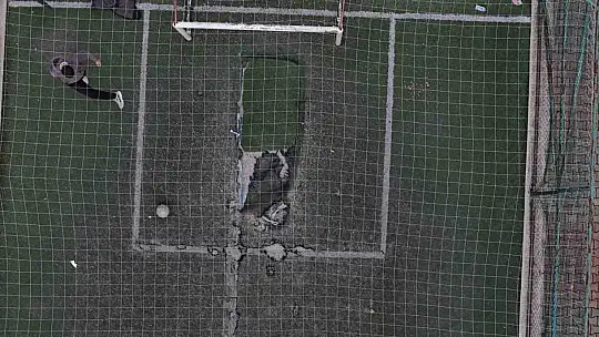 Parktaki halı sahayı, tarlaya çevirdiler