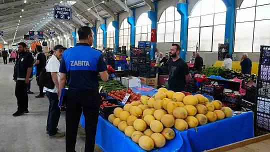 Pazar yerinde ürünlerin künye ve faturaları incelendi