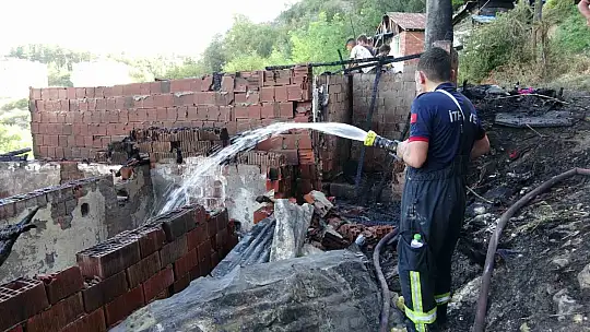 Piknik tüpleri bomba gibi patladı, iki gecekondu küle döndü