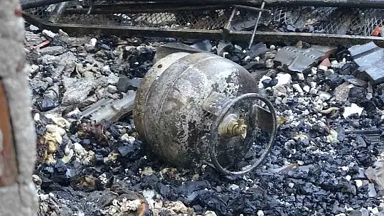 Piknik tüpleri bomba gibi patladı, iki gecekondu küle döndü