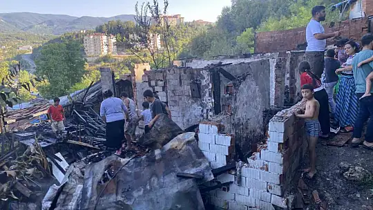 Piknik tüpleri bomba gibi patladı, iki gecekondu küle döndü
