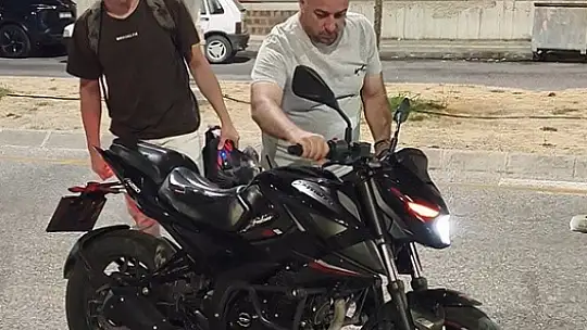 Polis motosiklet sürücüsünü bu sözlerle uyardı