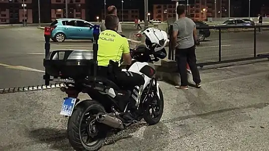 Polis motosiklet sürücüsünü bu sözlerle uyardı