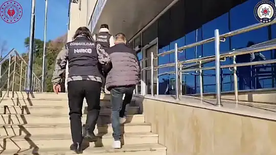 Polis, uyuşturucuyu klozetten topladı