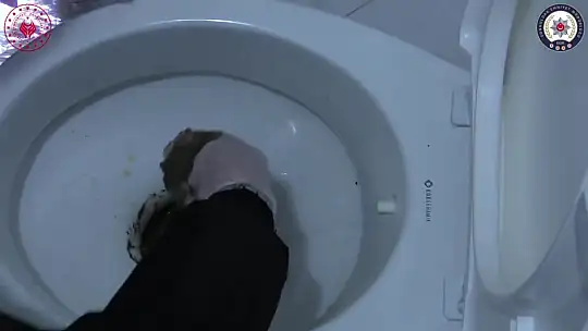 Polis, uyuşturucuyu klozetten topladı