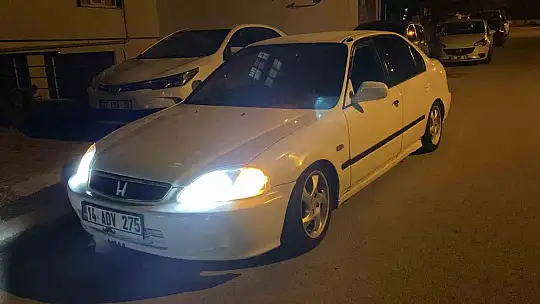 Polisi görünce aracını çalışır vaziyette bırakıp kaçtı