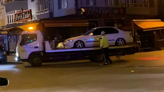 Polisi görünce aracını çalışır vaziyette bırakıp kaçtı