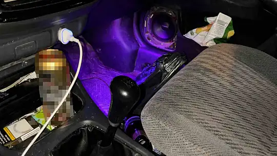 Polisi görünce aracını çalışır vaziyette bırakıp kaçtı
