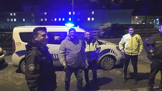 Polisi karşılarında görünce önce rol icabı kavga ettiler sonra pasta kestiler