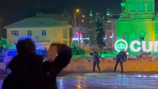 Polisler gençlerle kar topu oynadı