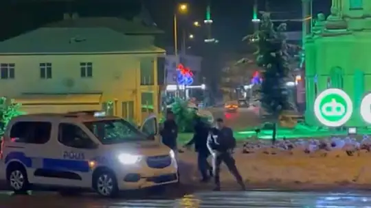 Polisler gençlerle kar topu oynadı