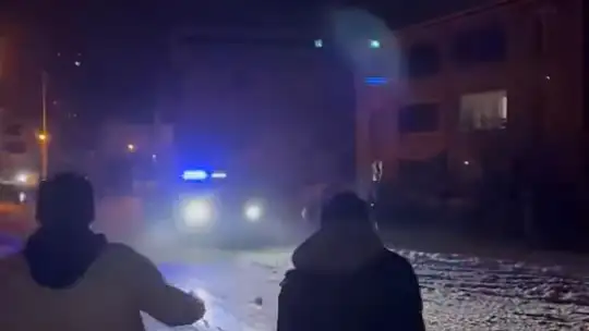 Polisler gençlerle kar topu oynadı