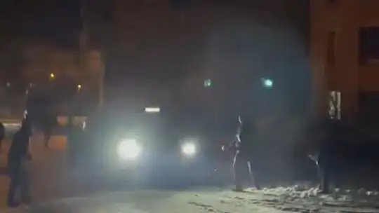 Polisler gençlerle kar topu oynadı