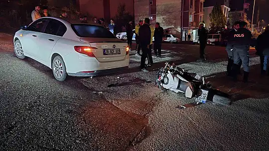 Polisten kaçan motosiklet otomobile çarptı: 2 yaralı