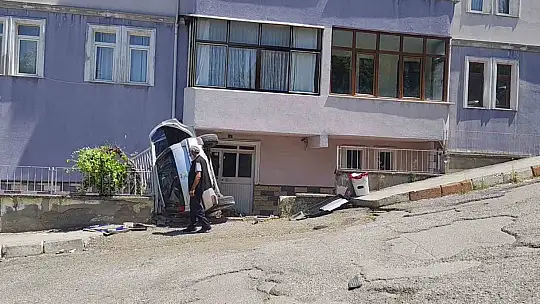 Rampa aşağı kayıp ağaca çarpan otomobil apartman girişinde devrildi: 5 yaralı