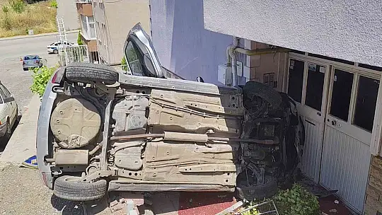 Rampa aşağı kayıp ağaca çarpan otomobil apartman girişinde devrildi: 5 yaralı