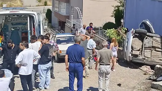 Rampa aşağı kayıp ağaca çarpan otomobil apartman girişinde devrildi: 5 yaralı