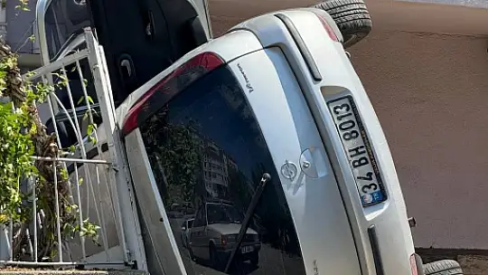 Rampa aşağı kayıp ağaca çarpan otomobil apartman girişinde devrildi: 5 yaralı