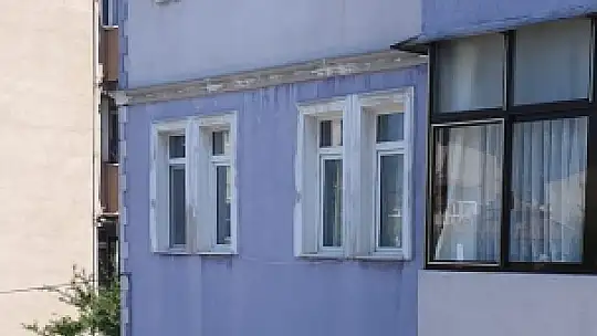 Rampa aşağı kayıp ağaca çarpan otomobil apartman girişinde devrildi: 5 yaralı