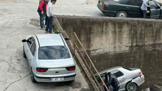 Rampada geriye kayan otomobil 8 metreden düşerek park halindeki aracın üzerine çıktı