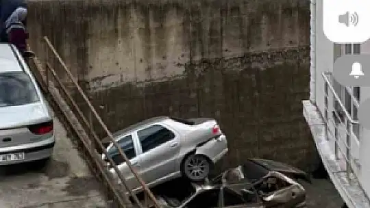 Rampada geriye kayan otomobil 8 metreden düşerek park halindeki aracın üzerine çıktı