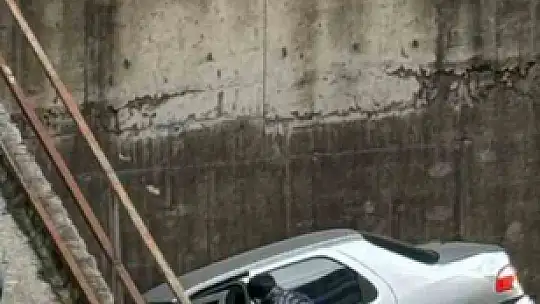 Rampada geriye kayan otomobil 8 metreden düşerek park halindeki aracın üzerine çıktı