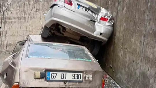 Rampada geriye kayan otomobil 8 metreden düşerek park halindeki aracın üzerine çıktı