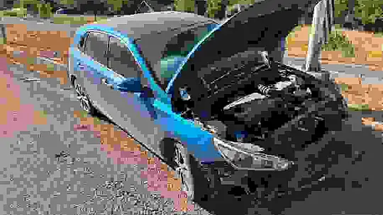 Refüje çarpan otomobildeki 2'si çocuk 4 kişi yaralandı