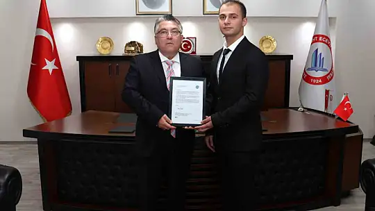Rektör Özölçer'den NASA'nın Onur Listesi'ne adını yazdıran Yusuf Nas'a tebrik
