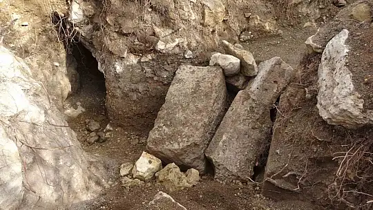 Roma dönemine ait kalıntıların bulunduğu bölge defineciler tarafından tahrip edildi