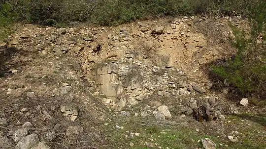 Roma dönemine ait kalıntıların bulunduğu bölge defineciler tarafından tahrip edildi