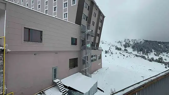 Sadece o oteldeki yangın merdiveni içeride