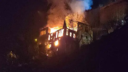 Safranbolu'da 200 yılık tarihi konak alevlere teslim oldu