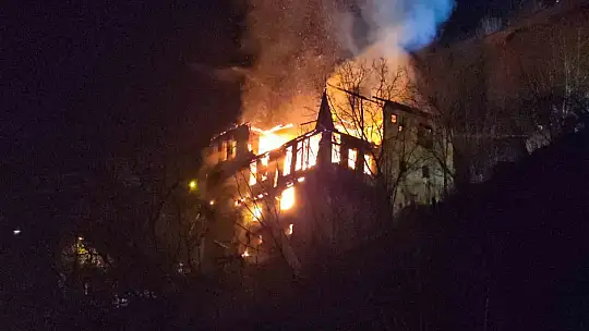 Safranbolu'da 200 yılık tarihi konak alevlere teslim oldu