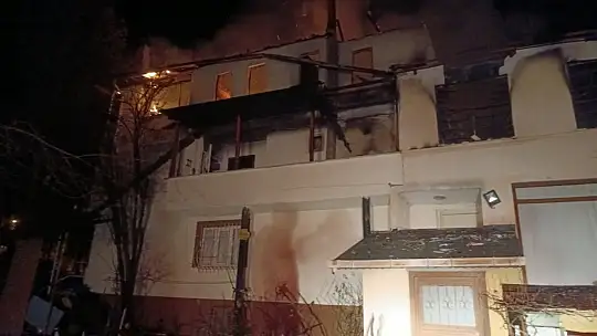 Safranbolu'da 3 katlı evde yangın