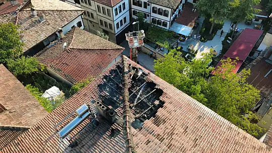 Safranbolu'da 3 katlı evin çatısında çıkan yangın söndürüldü