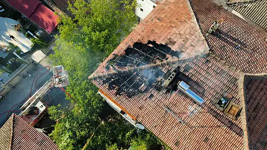 Safranbolu'da 3 katlı evin çatısında çıkan yangın söndürüldü