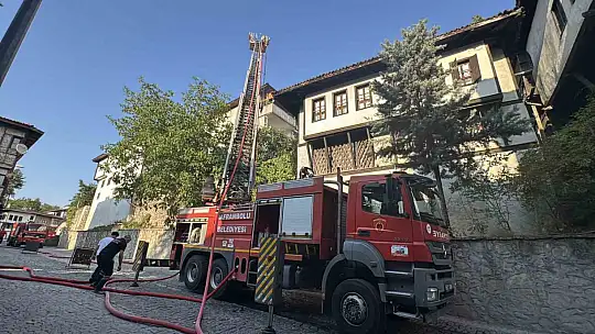 Safranbolu'da 3 katlı evin çatısında çıkan yangın söndürüldü