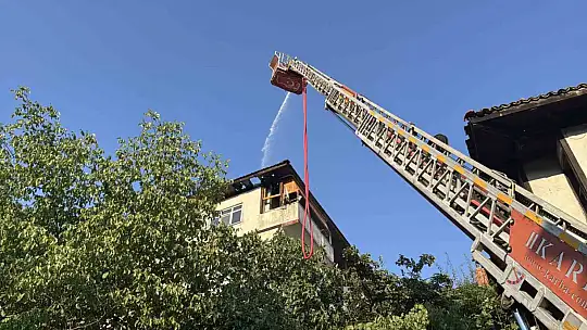 Safranbolu'da 3 katlı evin çatısında çıkan yangın söndürüldü