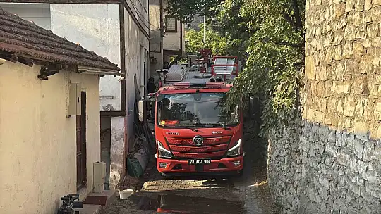 Safranbolu'da 3 katlı evin çatısında çıkan yangın söndürüldü