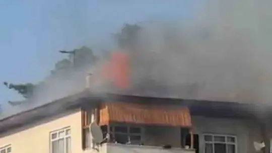Safranbolu'da 3 katlı evin çatısında çıkan yangın söndürüldü