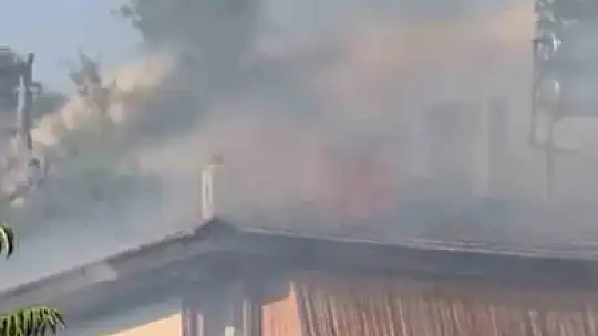 Safranbolu'da 3 katlı evin çatısında çıkan yangın söndürüldü