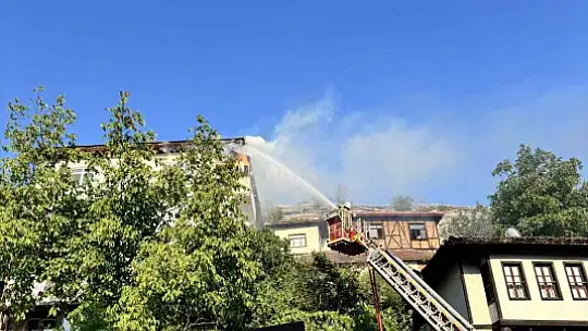 Safranbolu'da 3 katlı evin çatısında çıkan yangın söndürüldü