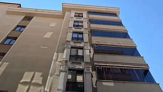 4. kattan düşen genç kız ağır yaralandı: Kafenin tentesi hayatta tuttu