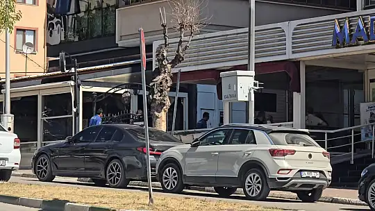 4. kattan düşen genç kız ağır yaralandı: Kafenin tentesi hayatta tuttu