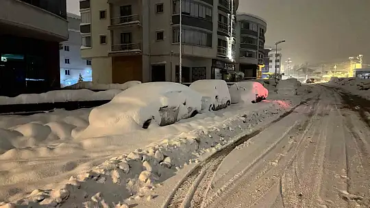 Safranbolu'da araçlar kar altında adeta kayboldu